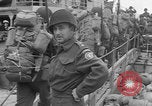 Immagine di Le truppe canadesi salgono a bordo della nave da trasporto Adak Isole Aleutine, 1943, secondo 8 filmato di repertorio 65675080864