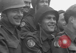 Immagine di Le truppe canadesi salgono a bordo della nave da trasporto Adak Isole Aleutine, 1943, secondo 30 filmato di repertorio 65675080864