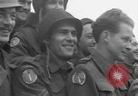 Immagine di Le truppe canadesi salgono a bordo della nave da trasporto Adak Isole Aleutine, 1943, secondo 31 filmato di repertorio 65675080864