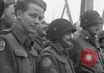 Immagine di Le truppe canadesi salgono a bordo della nave da trasporto Adak Isole Aleutine, 1943, secondo 35 filmato di repertorio 65675080864