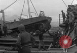 Immagine di Le truppe canadesi salgono a bordo della nave da trasporto Adak Isole Aleutine, 1943, secondo 47 filmato di repertorio 65675080864