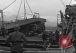 Immagine di Le truppe canadesi salgono a bordo della nave da trasporto Adak Isole Aleutine, 1943, secondo 48 filmato di repertorio 65675080864