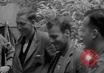Standbild entflohene Piloten der US-Armee Italien, 1944, aus Sekunde 11 historischem Filmmaterial Videoclip 65675080866