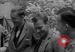 Standbild entflohene Piloten der US-Armee Italien, 1944, aus Sekunde 12 historischem Filmmaterial Videoclip 65675080866
