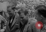 Standbild entflohene Piloten der US-Armee Italien, 1944, aus Sekunde 13 historischem Filmmaterial Videoclip 65675080866
