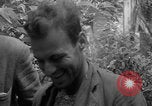Standbild entflohene Piloten der US-Armee Italien, 1944, aus Sekunde 21 historischem Filmmaterial Videoclip 65675080866