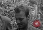 Standbild entflohene Piloten der US-Armee Italien, 1944, aus Sekunde 29 historischem Filmmaterial Videoclip 65675080866