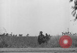 Standbild Amerikanische FSSF-Soldaten zu Fuß Italien, 1944, aus Sekunde 6 historischem Filmmaterial Videoclip 65675080868