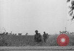 Standbild Amerikanische FSSF-Soldaten zu Fuß Italien, 1944, aus Sekunde 7 historischem Filmmaterial Videoclip 65675080868