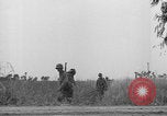 Standbild Amerikanische FSSF-Soldaten zu Fuß Italien, 1944, aus Sekunde 8 historischem Filmmaterial Videoclip 65675080868