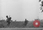 Standbild Amerikanische FSSF-Soldaten zu Fuß Italien, 1944, aus Sekunde 9 historischem Filmmaterial Videoclip 65675080868