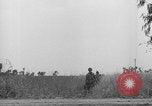 Standbild Amerikanische FSSF-Soldaten zu Fuß Italien, 1944, aus Sekunde 10 historischem Filmmaterial Videoclip 65675080868