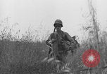 Standbild Amerikanische FSSF-Soldaten zu Fuß Italien, 1944, aus Sekunde 13 historischem Filmmaterial Videoclip 65675080868