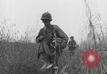 Standbild Amerikanische FSSF-Soldaten zu Fuß Italien, 1944, aus Sekunde 14 historischem Filmmaterial Videoclip 65675080868