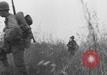 Standbild Amerikanische FSSF-Soldaten zu Fuß Italien, 1944, aus Sekunde 15 historischem Filmmaterial Videoclip 65675080868