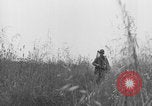 Standbild Amerikanische FSSF-Soldaten zu Fuß Italien, 1944, aus Sekunde 16 historischem Filmmaterial Videoclip 65675080868