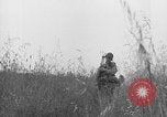 Standbild Amerikanische FSSF-Soldaten zu Fuß Italien, 1944, aus Sekunde 19 historischem Filmmaterial Videoclip 65675080868