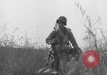 Standbild Amerikanische FSSF-Soldaten zu Fuß Italien, 1944, aus Sekunde 23 historischem Filmmaterial Videoclip 65675080868