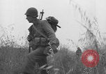 Standbild Amerikanische FSSF-Soldaten zu Fuß Italien, 1944, aus Sekunde 24 historischem Filmmaterial Videoclip 65675080868