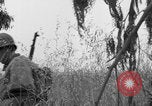 Standbild Amerikanische FSSF-Soldaten zu Fuß Italien, 1944, aus Sekunde 27 historischem Filmmaterial Videoclip 65675080868