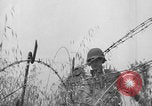 Standbild Amerikanische FSSF-Soldaten zu Fuß Italien, 1944, aus Sekunde 49 historischem Filmmaterial Videoclip 65675080868