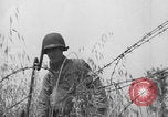 Standbild Amerikanische FSSF-Soldaten zu Fuß Italien, 1944, aus Sekunde 50 historischem Filmmaterial Videoclip 65675080868