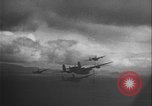Standbild B-24-Bomber kehren vom Einsatz zurück Aleutian Islands Alaska USA, 1942, aus Sekunde 1 historischem Filmmaterial Videoclip 65675080981