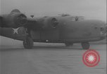 Standbild B-24-Bomber kehren vom Einsatz zurück Aleutian Islands Alaska USA, 1942, aus Sekunde 42 historischem Filmmaterial Videoclip 65675080981